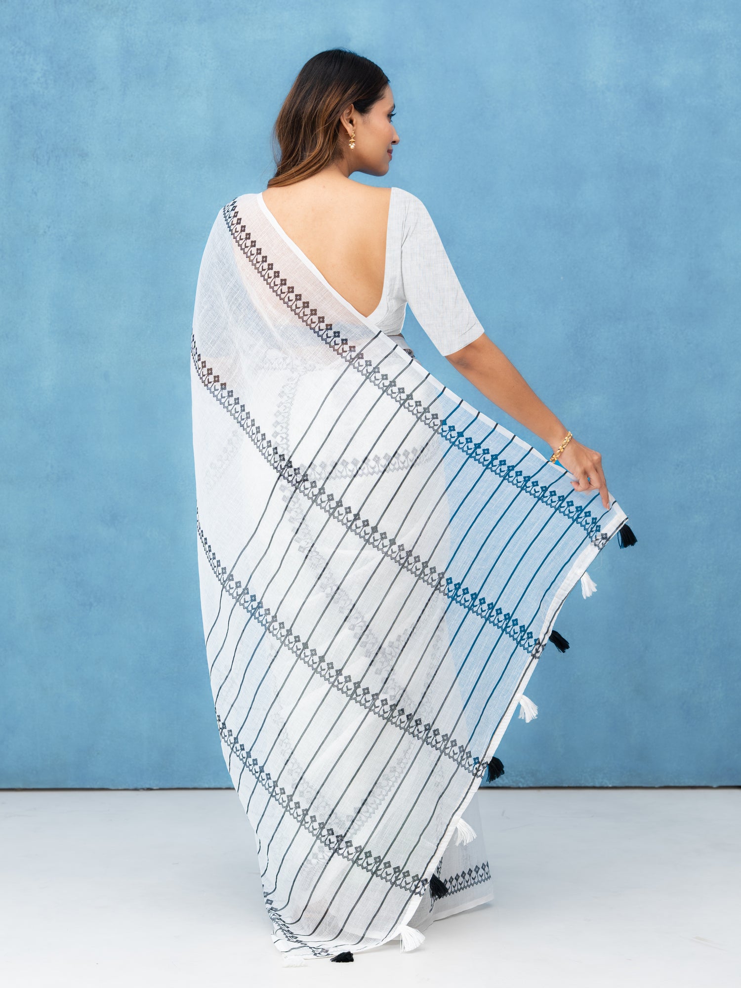 White &amp; Black Cotton Linen Saree